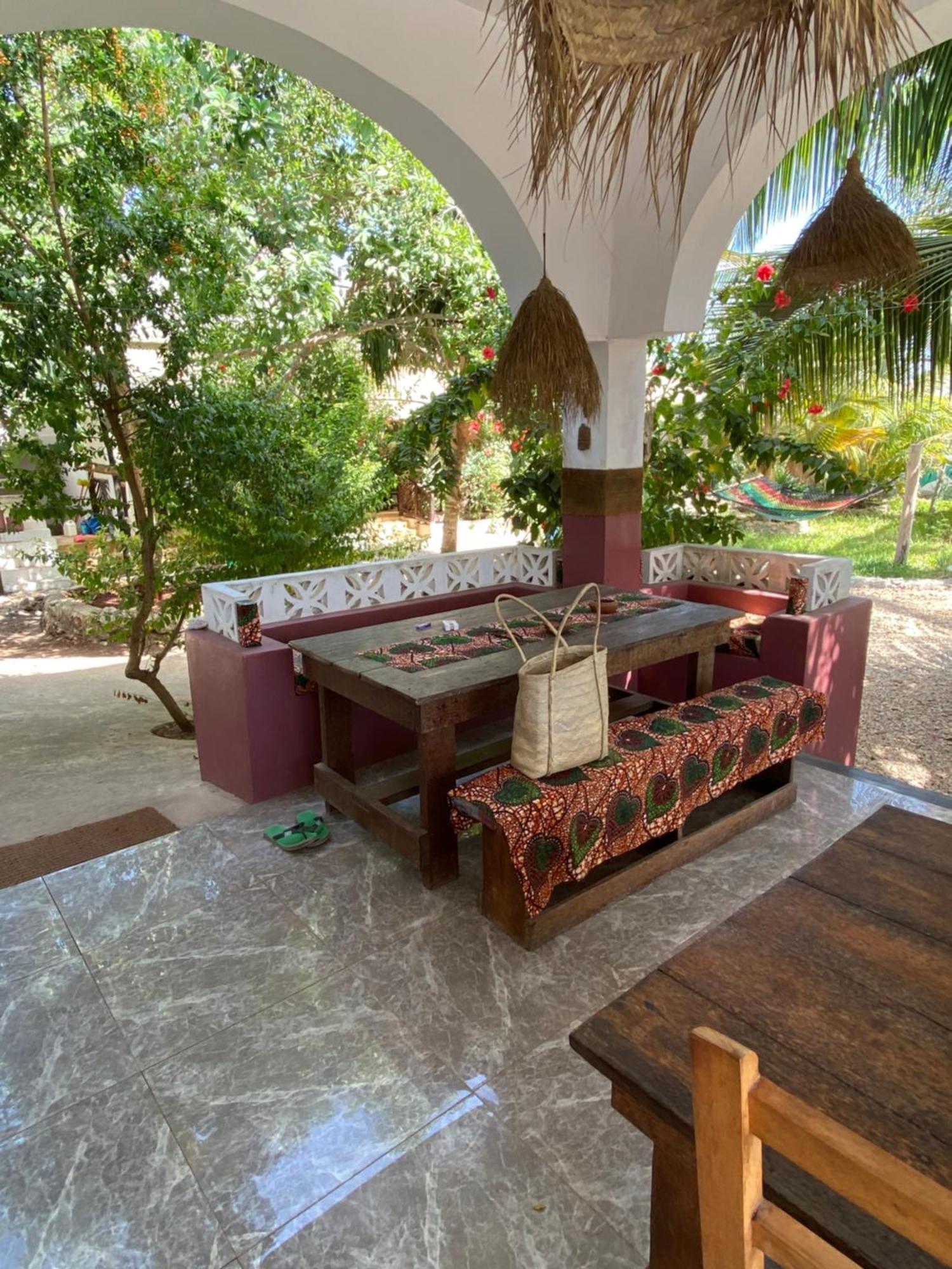 Darwesh Nyumba Bed & Breakfast *